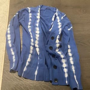 💙🦋Vince Camuto tie dye blue white cardigan small button fall fashion chic